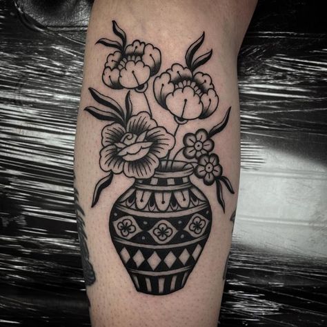 American Traditional Flower Pot Tattoo, American Traditional Bouquet, Traditional Vase With Flowers Tattoo, Flower Vase Back Tattoo, Mexican Vase Tattoo, Traditional Vase Tattoo Design, Flower And Vase Tattoo, Modern Traditional Tattoos Black, Potted Flower Tattoo