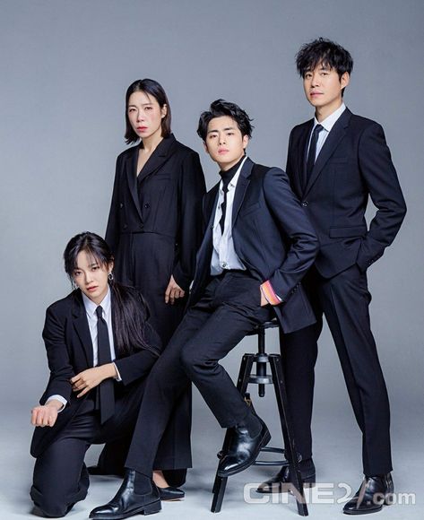 Jo Byung-gyu, Group Photo Poses, Group Picture Poses, Uncanny Counter, Family Photoshoot Poses, Family Portrait Poses, Group Poses, Happy End, Photo Grouping