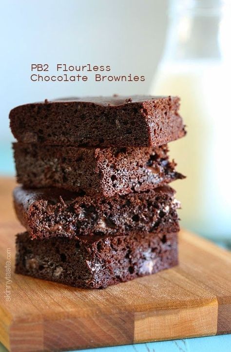 PB2 Flourless Chocolate Brownies, made with PB2 (powdered peanut butter) instead of flour plus cocoa powder, raw honey and chocolate chips – gluten free, moist and delicious, you won't believe they're only around 130 calories each! #brownies #glutenfreebrownies Pb2 Cookies, Flourless Chocolate Brownies, Peanut Butter Powder Recipes, Oil Brownies, Pb2 Recipes, Aip Baking, Powdered Peanut Butter, Dairy Free Brownies, Flourless Brownies