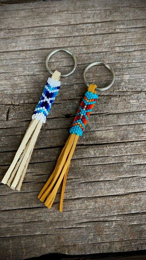 Native American Indian Jewelry, Seed Bead Keychain Diy, Beaded Keychains Native American, Seed Bead Keychain, Beaded Keychains Patterns, Beaded Key Chains, Beaded Feathers, American Indian Crafts, Native American Beadwork Patterns