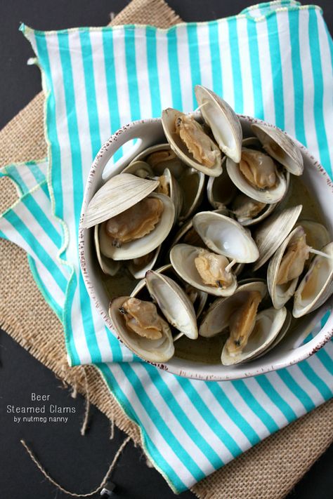 These beer steamed clams are the perfect addition to your summer dinner table. Ready in no time and perfect with an ice cold beer. Steamer Clams, Steamed Clams, Clam Bake, Clam Recipes, Cooking Seafood, Beer Recipes, Cold Beer, Sea Food, Summer Dinner