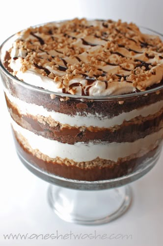 This chocolate toffee trifle recipe is so easy, so good, and always impressive. People think I spent so much time making it, but it's actually so simple and quick! Toffee Trifle, Oreo Trifle, Trifle Recipes Easy, Trifle Bowl Recipes, Layered Dessert, Chocolate Trifle, Trifle Dish, Trifle Desserts, Trifle Recipe