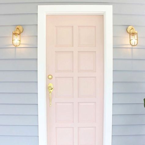 Décor Inspiration: Refined Beach Style in Sydney, Australia Exterior Entryway Ideas, Exterior Lighting Design, Pink Front Door, Weatherboard House, Wooden Front Doors, Pink Door, Grey Houses, Front Door Colors, Nordic Interior