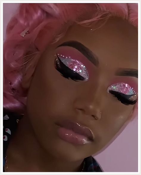 Christmas Makeup Black Women - Everything you need to conquer your day, night and world - Anything and Everything! - Click to visit TODAY! Sweet 16 Makeup, Birthday Makeup Looks, Face Beat Makeup, Glitter Makeup Looks, Prom Eye Makeup, Prom Makeup Looks, Cute Eye Makeup, Makeup For Black Skin, Birthday Makeup