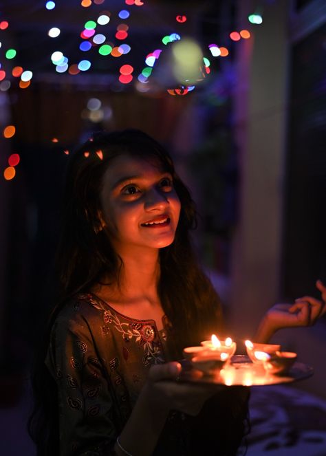 Diwali Profile Pic, Fairy Lights Photography Night, Diwali Poses For Women With Crackers, Diwali Photo Pose Ideas, Diwali Photoshoot Ideas For Women, Diwali Photography Poses For Women, Diwali Pictures Poses, Diwali Poses For Women, Diwali Photoshoot Ideas