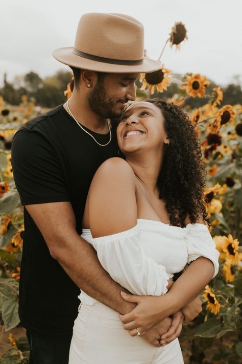 Couple Poses In Sunflower Field, Sunflower Field Poses Family, Couples Photo Shoot In Sunflower, Couples Sunflower Pictures, Sunflower Photography Couples, Couples In Sunflower Field, Sunflower Photoshoot Ideas Couple, Couple Photoshoot Sunflower Field, Sunflower Poses Picture Ideas Couples