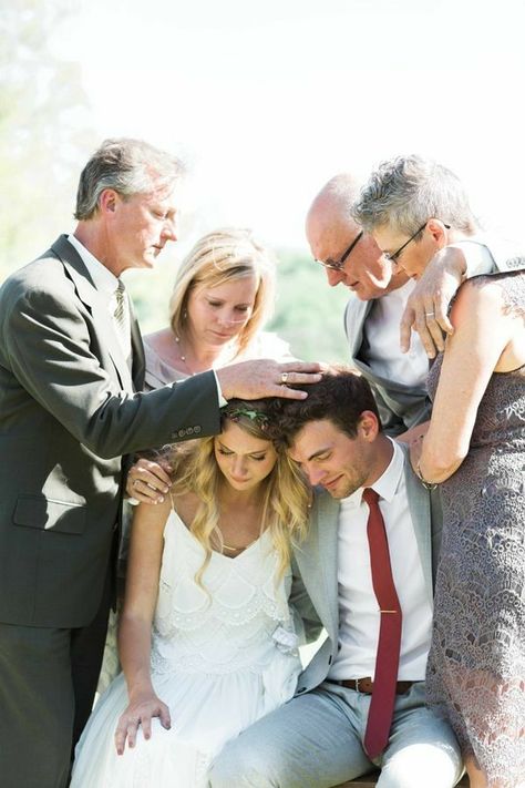 Parents Praying Over Bride And Groom, Praying Wedding Photos, Praying At Wedding, Wedding Ceremony Ideas Christian, Worship At Wedding, Christian Wedding Ideas Ceremony, Wedding Photos With Parents, Worship Wedding, Wedding Worship