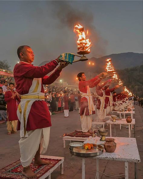 Aarti on the banks of Ganges with the accompanied chanting of prayers is a treat to the soul. Rishikesh offers a resplendent view of the grand aarti that lights up the banks in the evenings with new rays of hope. It fills the air with an aura of optimism and incite the strength and hope in us to fight all odds. Soak in the positive vibes spread through spirituality. We hope that you get to witness this soon! Ganga Aarti Rishikesh, Dhanvi Core, Spiritual Places To Travel, Rishikesh Aesthetic, Mahadev Aesthetic, Devbhoomi Uttarakhand, Rishikesh Photography, Rishikesh Trip, Yoga Rishikesh