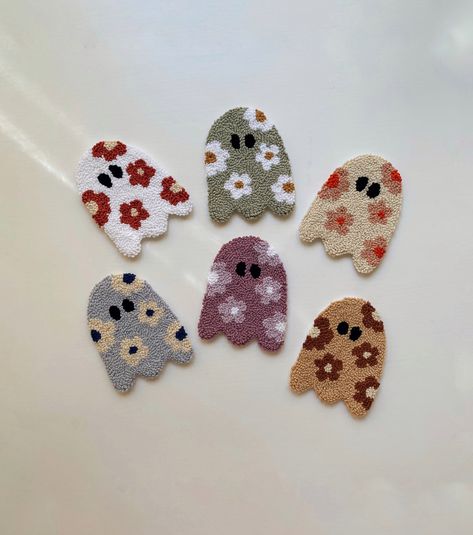 Ghost Punch Needle, Punch Needle Bookmark, Punch Needle Art Ideas, Punch Needle Ideas, Ghost Coasters, Halloween Punch Needle, Punch Needle Designs, Punch Needle Projects, Punch Needle Coasters