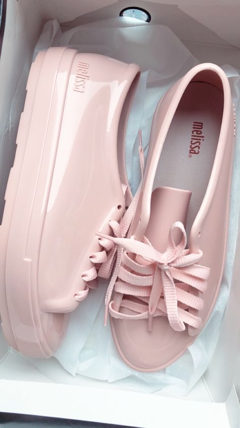 Melissa Be Rosa Cameo #melissa #fashionista #girls #shopping #style Shoes Heels Classy, Kawaii Shoes, Melissa Shoes, Fresh Shoes, Girly Shoes, Aesthetic Shoes, Hot Shoes, Carrie Bradshaw, Pink Shoes