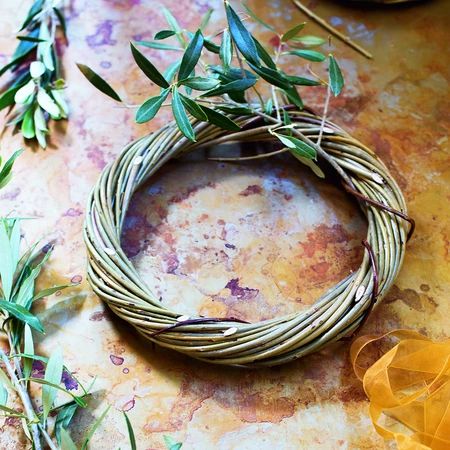 In simple step-by-step instructions and photographs, professional basket maker and willow grower, Jenny Crisp shows you how to make this simple, elegant willow wreath. Hanging Flower Arrangements, Concrete Succulent Planters, Willow Wreath, Natural Structures, Twig Wreath, Large Wreath, 60 Minutes, Succulent Planter, Free Tutorial