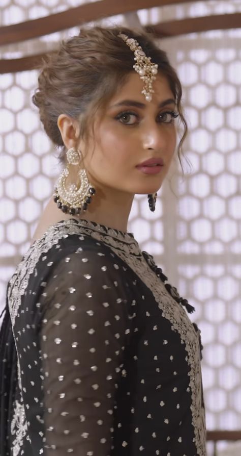 Sajal Ali Hairstyles, Sejal Ali, Nikah Bride, Reception Hairstyles, New Henna Designs, Eid Photoshoot, Eid Pics, Eid Photoshoot Ideas, Sharara Designs