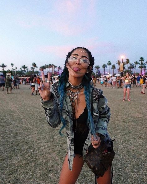 Camo jacket, glasses and lots of necklaces! Geek Outfit, Moda Coachella, Rave Halloween, Techno Style, Coachella 2018, Coachella Vibes, Coachella Looks, Black Pinterest, Festival Mode