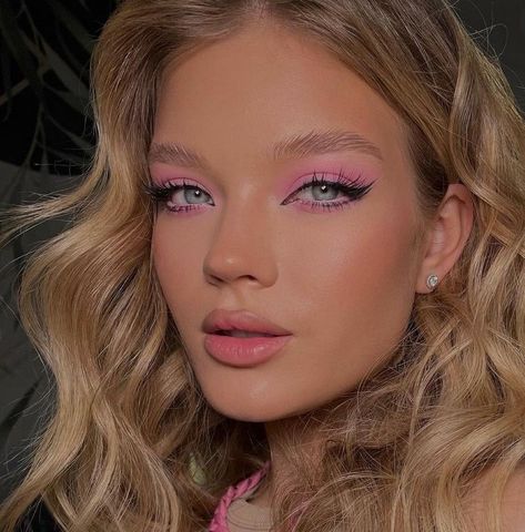 Makeup Looks Smokey, Shimmery Makeup, Pink Eyeshadow Look, Pretty Eye Makeup, Shimmery Eyeshadow, Simple Makeup Tips, Pink Eye Makeup, Eye Makeup Looks, Barbie Makeup