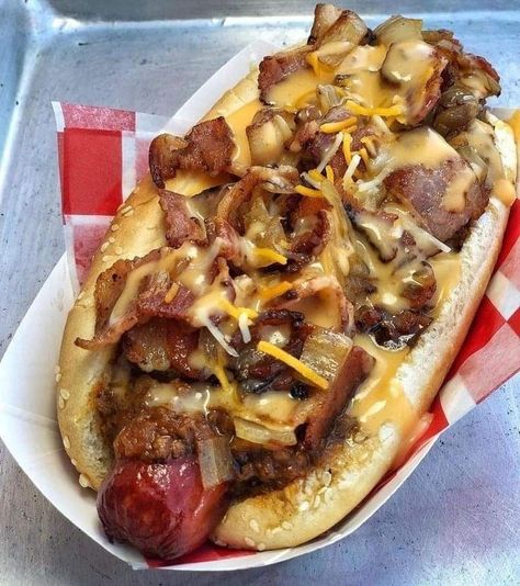 Chili Cheese Sauce, Gourmet Hot Dogs, Hot Dogs Recipes, Hot Dog Toppings, Go Big Or Go Home, Eat Beef, Hot Dog Recipes, Beef Chili, Chili Cheese