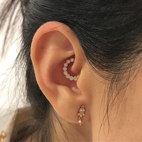 Mit diesem speziellen Piercing besiegst du Migräne-Kopfschmerzen Piercing Accessories, Piercing Inspiration, Ear Peircings, Tragus Ring, Daith Piercing Jewelry, Forward Helix Piercing, Maria Tash, Piercing Ideas, Daith Piercing