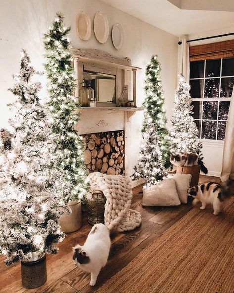 Christmas Decor Trends, Christmas Fireplace Decor, Modern Christmas Decor, Christmas Mantel Decorations, Christmas Decorations Living Room, Christmas Decorations Bedroom, Flocked Christmas Trees, Christmas Bedroom, Christmas Fireplace