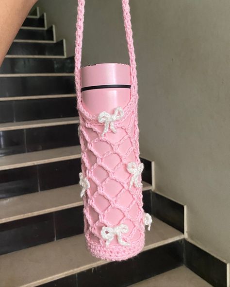 Bottle case💗 I made tunisian stitch for the strap,it’s super stretchy🫶🏻 • Dm for details • Can be customized🪄 . . . . . . #crochet #crochetbottlecase #bottlecover #crocheterapia #crochetersofinstagram #crocheted #crocheter #crochetaddict #crochetando #crochetart #crochetartist #artistsoninstagram #crochetlove #handmade #handmadecrafts #handmadewithlove #handmadecover #pretty #girly #craft #diy #creative #crochetcommunity #crochetbusiness #smallbusiness #smallbusinessowner #explore #explore... Hobby Aesthetic, Ribbon Wreath Diy, Crochet Business, Bullet Journal Diy, Ribbon Wreath, Crochet Art, Crochet Beanie, Craft Diy, Diy Creative