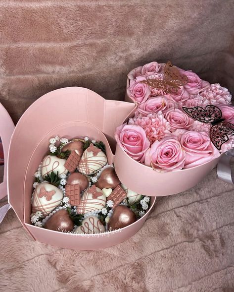 Floral arrangement with rose gold chocolate covered strawberries 💕 Heart Box With Roses And Strawberries, Rose Gold Chocolate Covered Strawberries, Gold Chocolate Covered Strawberries, Strawberry Business, Valentine's Cakes, Mothers Days, Gold Chocolate, Strawberry Color, Chocolate Covered Treats