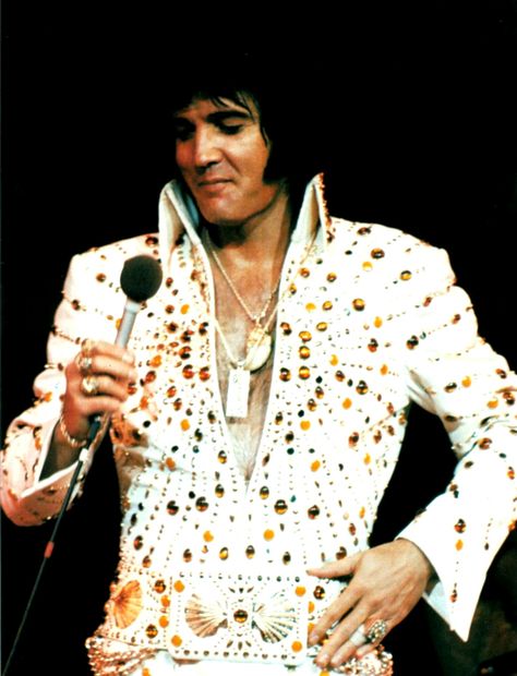 Elvis at the Las Vegas Hilton january / february 1973. What To Do In Vegas, Vegas In January, Elvis Vegas, Elvis Presley Las Vegas, Elvis Concert, Las Vegas Hilton, Elvis Jumpsuits, Elvis In Concert, Elvis Presley Photos