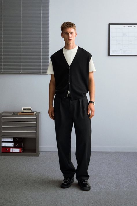 Office Outfit Men, Men Work Outfits, Men Vest Outfits, Vest Outfits Men, Mens Work Outfits, Black Outfit Men, Mens Smart Casual Outfits, Mens Business Casual Outfits, Jeremy Allen White