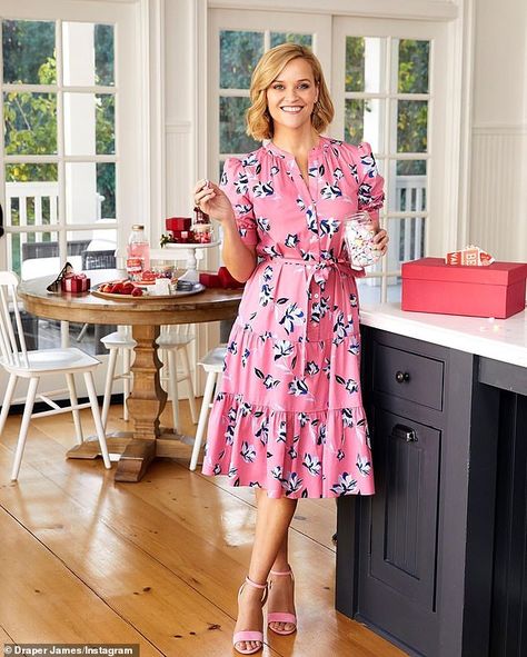 Southern hospitality: In the stylish shot, the Morning Show star appears to be prepping fo... All Pink Outfit, Reese Witherspoon Style, Preppy Mode, Legally Blonde, Draper James, Reese Witherspoon, Pretty Dress, Hello Spring, A Kitchen