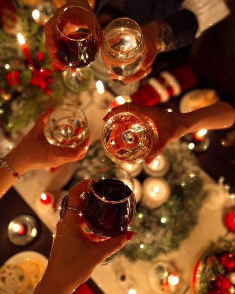 Christmas Wine Night, Christmas Wine Aesthetic, Wine Christmas Photography, Christmas Party Photoshoot, Christmas Dinner Photography, Christmas Dinner Aesthetic, Holiday Party Aesthetic, Christmas Party Photography, Christmas Party Pictures