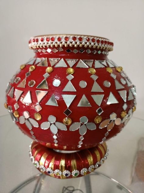 Karva Chauth Thali Decoration, Small Pot Painting Ideas Creative, Small Pot Painting, Kalash Decoration Ideas, Small Pot Painting Ideas, Garba Decoration Ideas At Home, Garba Decoration Ideas, Matki Decoration Ideas, Karva Chauth Thali