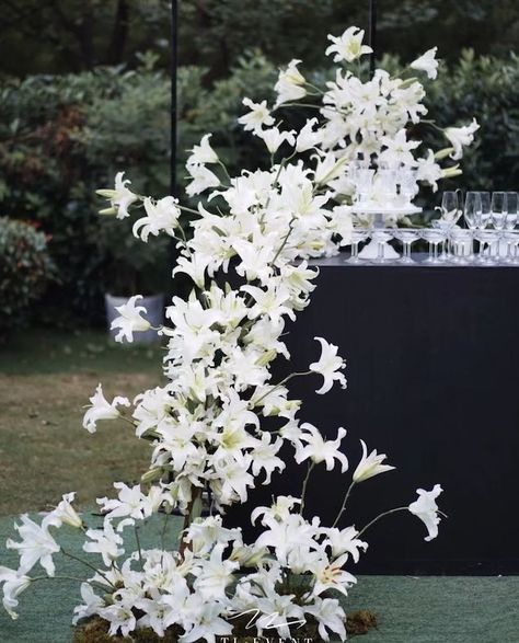 Edgy Bridal, Bar Installation, All White Wedding, Bridal Table, Flower Installation, White Wedding Flowers, White Lilies, Modern Flower, Wedding Mood