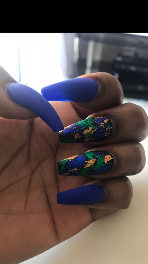 Matte Blue and Foil Coffin Nails Gel Nail Foil Designs, Blue And Gold Foil Nails, Navy Coffin Nails, Royal Blue Long Nails, Blue Foil Nails, Coffin Christmas Nails, Christmas Nails Blue, Colorful Tips, Colorful Nails