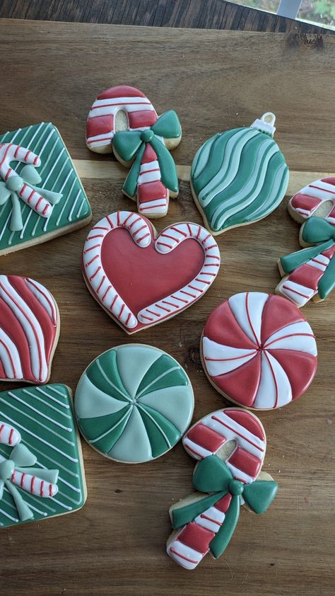 Christmas Mug Sugar Cookies, Christmas Lights Cookies Decorated, Stocking Sugar Cookies Decorated, Christmas Cookies Decorating Party, Cute Christmas Cookies Decorated, Round Cookie Decorating Ideas, Round Christmas Cookies Decorated, Circle Cookie Decorating Ideas, Christmas Sugar Cookie Ideas