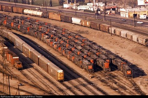 southern pacific railroad yard los angeles, ca 1960's | Locomotive Details Train Artwork, Model Trains Ho Scale, Train Decor, Holiday Train, Railroad Art, Southern Pacific, Railroad Photography, Rail Car, Old Trains