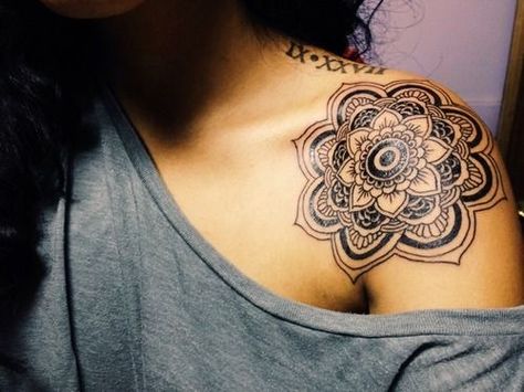 20+ Shoulder Mandala Tattoos for Women and Girls | Tattoos Mob Mandala Tattoos For Women, One Word Tattoo, Wallpaper Hippie, Tato Henna, Geniale Tattoos, Mandala Tattoo Design, Arm Tattoos For Women, Tattoo Feminina, Trendy Tattoos