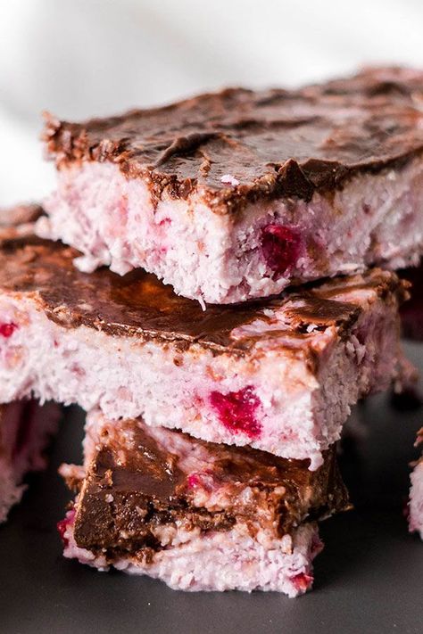 Raw Dessert Recipes, Sam Wood, Raspberry Bars, Raspberry Coconut, Raw Coconut, Desserts Vegan, Raw Desserts, Slices Recipes, Raw Chocolate