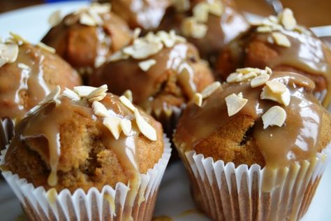 Sticky Toffee Muffins - a muffin which tastes like a sticky toffee pudding. Easy to make. http://www.gourmetmum.tv/easy-recipes/sticky-toffee-muffins.html Toffee Muffins, English Dessert Recipes, Tasty Easy Recipes, Sticky Toffee Pudding Cake, Date Muffins, Comfort Food Desserts, Pudding Cupcakes, Recipes On A Budget, Toffee Cake