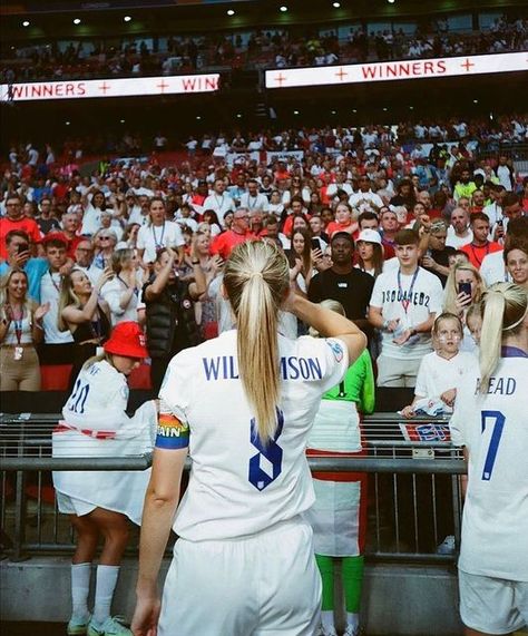 Leah Williamson Lionesses, England Lionesses Aesthetic, England Women’s Football, Football Players Women, Arsenal Womens Aesthetic, Leah Williamson Aesthetic, Women Football Aesthetic, Arsenal Women Aesthetic, Womens Football Aesthetic