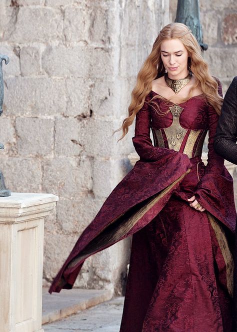 Game of Thrones #CerseiLannister Game Of Thrones Dresses, Game Of Thrones Cersei, Medieval Costumes, Got Costumes, Game Of Thrones Costumes, Armor Dress, Lena Headey, Cersei Lannister, Gra O Tron