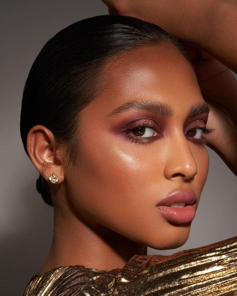 Danessa Myricks Beauty Makeup on Instagram: “#TeachMeTuesday Would you like to see how you can elevate any smokey eye? 🔥 Swipe if you want to see how I layered ColorFix Matte and…” Sun Kissed Makeup, Bold Eyebrows, Sunkissed Makeup, Glazed Eyes, Kiss And Make Up, Danessa Myricks, Lips Nails, Bold Lip, Photos People