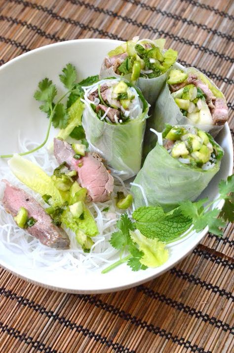 foodwanderings: Delicious Vietnam/Rice Bloghop: Vietnamese Style Grilled Lemongrass Beef in Rice Paper Spring Roll Wraps Spring Roll Wraps, Lemongrass Beef, Rice Paper Spring Rolls, Vietnamese Style, Spa Food, Paper Spring, Vegetarian Sides, Diner Recipes, Vegetarian Side Dishes