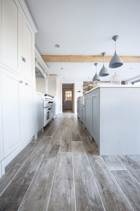 Best Kitchen Floors, Stone Kitchen Floor, Porcelain Tiles Kitchen, Kitchen Flooring Trends, Wood Effect Floor Tiles, Wood Look Tile Floor, Wood Effect Porcelain Tiles, Best Flooring For Kitchen, Beautiful Tile Floor