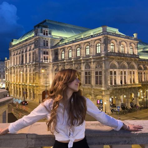 Vienna Photoshoot Ideas, Vienna Inspo Pics, Vienna Picture Ideas, Vienna Summer Aesthetic, Vienna Photo Ideas, Vienna Austria Aesthetic, Vienna At Night, Vienna Instagram, Austria Fashion