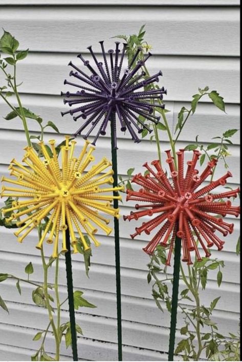 Faux Garden, Garden Ornaments Diy, Metal Flowers Garden, Tin Can Flowers, Yard Art Crafts, Tool Room, Metal Yard Art, Metal Garden Art, Creative Gardening