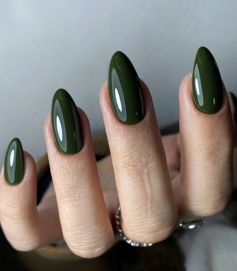 Solid Color Green Nails, Kutek Disney, Dark Green Nails, Green Nail Polish, Nails Aesthetic, Aesthetic Nails, Green Nail, Casual Nails, Her Nails