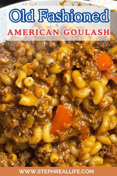 Old Fashioned American Goulash is an easy 30 minute meal, cooked in one pot with macaroni, tomato sauce, cheddar cheesed, and ground beef. Goolosh Recipe, Classic Goulash Recipe, Super Easy Casseroles, Easy Goulash Recipes, Sauce Cheddar, American Goulash, Beef Goulash, Simple Family Meals, Easy Peasy Recipes