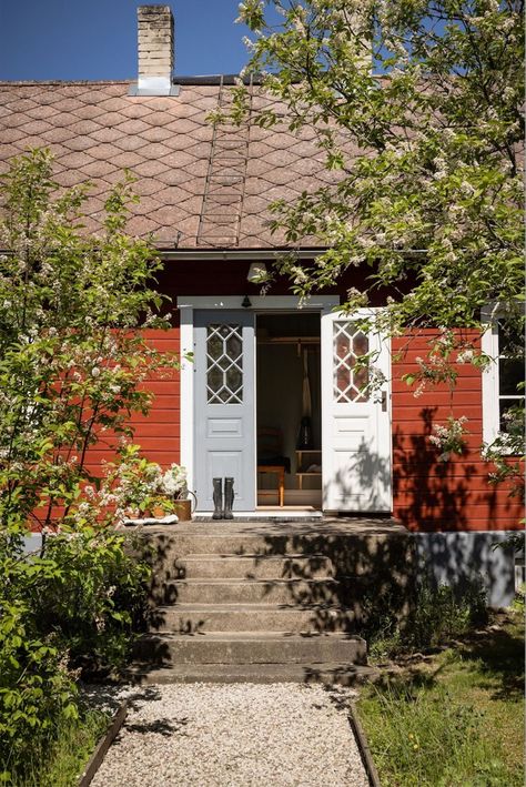 my scandinavian home: A Perfect Swedish Summer Cottage For Midsummer's Eve! Scandinavian Summer House, Swedish Cabin, Swedish Summer House, Swedish Country House, Swedish Homes, Midsummer's Eve, Swedish Houses, Norwegian House, Scandinavian Cottage