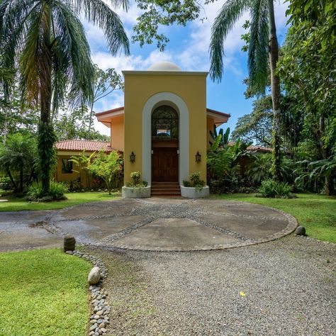 Luxurious Beachfront Villa 🌅 Welcome to your dream home, presented by Real Estate Grupo - where luxury meets paradise. This exquisite beachfront villa, located in the heart of Costa Rica's most sought-after coastline, offers a blend of elegance, comfort, and breathtaking natural beauty. With direct access to a pristine beach, this property is a haven for those who seek a tranquil retreat with the allure of the ocean at their doorstep. Property Highlights: 🛌 Spacious Living: 5 bedrooms, eac... Beachfront Villa, Tranquil Retreat, Spacious Living, Dream Home, Costa Rica, In The Heart, The Ocean, Your Dream, Natural Beauty