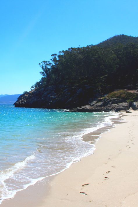 Las Islas Cíes constituyen el primero de los cuatro archipiélagos del Parque Nacional de las Islas Atlánticas de Galicia. La playa de Rodas fue catalogada como la mejor del mundo en 2007 por el diario británico The Guardian.  #islascies #playasgalicia #islasatlanticas #paisaje #playa #paraiso #galicia Spanish Islands, The Guardian, Spain, Vision Board, Water, Travel, Instagram