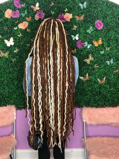 Soft Locs mixed color 613 and 30 #softlocs #butterflylocs #locstyles #distressedlocs Soft Locs Color 30, Soft Locs Color, Faux Locs Colored, Locs Color, Faux Loc, Cute Natural Hairstyles, Soft Locs, Faux Locs Hairstyles, Braids Hairstyles Pictures