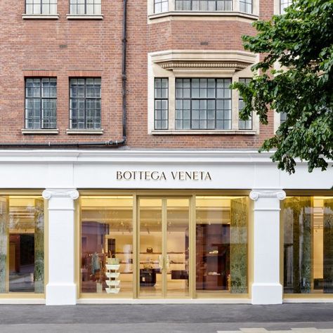 Italian fashion brand Bottega Veneta has opened a store on London's Sloane Street that draws on materials, furniture and design techniques from the Veneto region. Brick Apartment, Building Reference, Wooden Side Tables, Marble Bust, Faceted Design, Italian Fashion Brands, Stone Panels, Custom Chair, Terrazzo Flooring