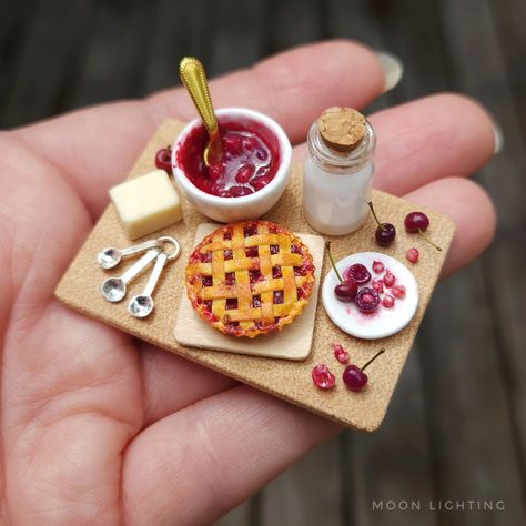 Mini Clay Food, Diy Doll Room, Mini Verse, Food Miniatures, Miniture Food, Fairy House Crafts, Mini Clay, Miniature Bakery, Clay Keychain